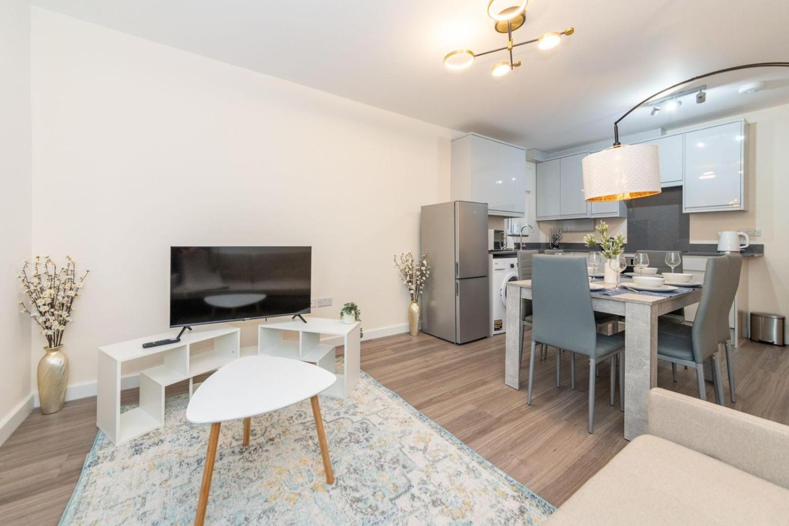2 Bedroom Flat Free Parking * Reading