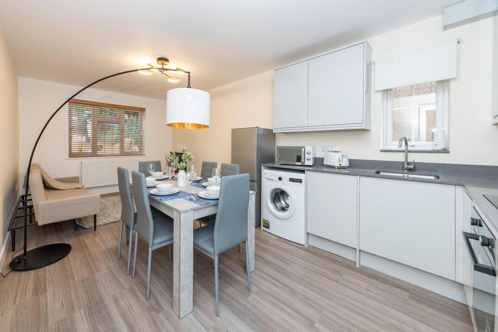 2 Bedroom Flat Free Parking Apartment Reading