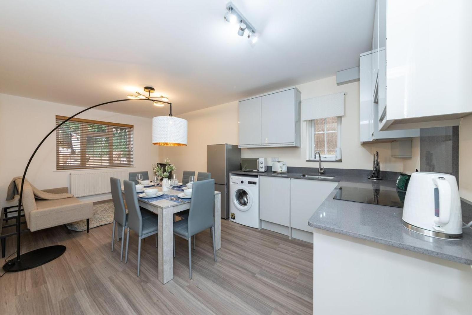 2 Bedroom Flat Free Parking Apartment *