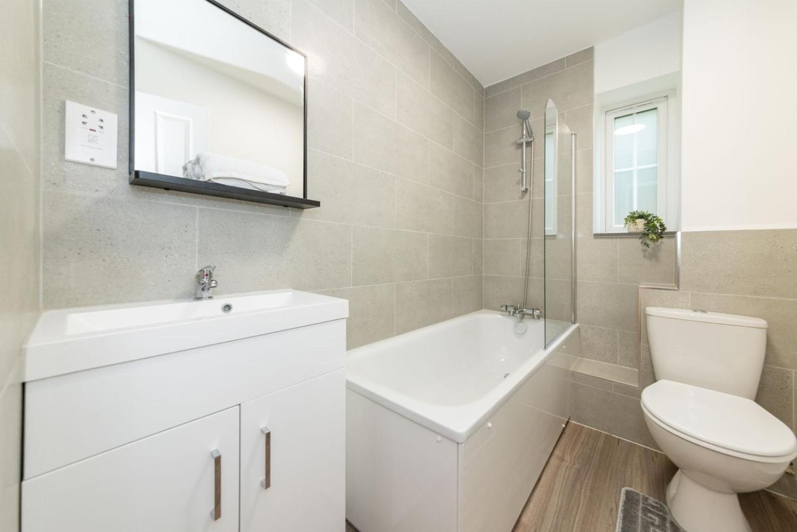 Apartment 2 Bedroom Flat Free Parking *
